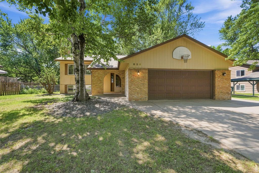 936 97th Lane NE, Blaine, MN 55434