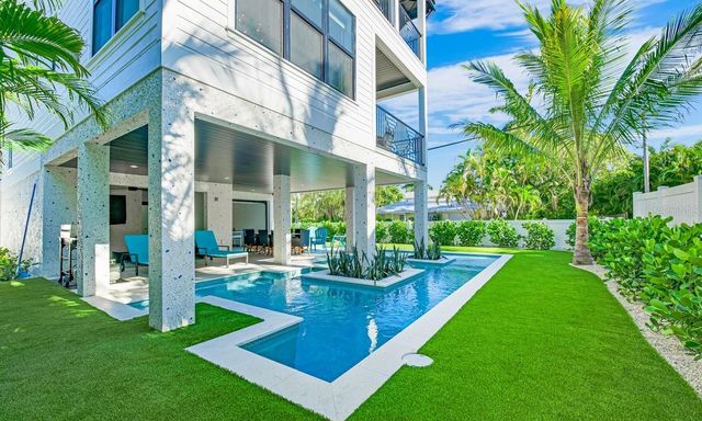 2200 AVENUE B, Bradenton Beach, FL 34217