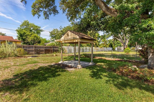 1505 PINE STREET E, Nokomis, FL 34275