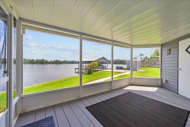 164 Moonlite Dr, Welaka, FL 32193