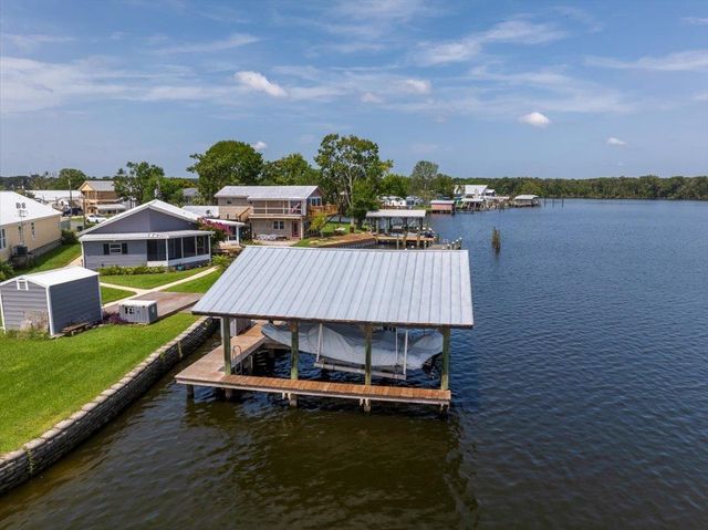 164 Moonlite Dr, Welaka, FL 32193