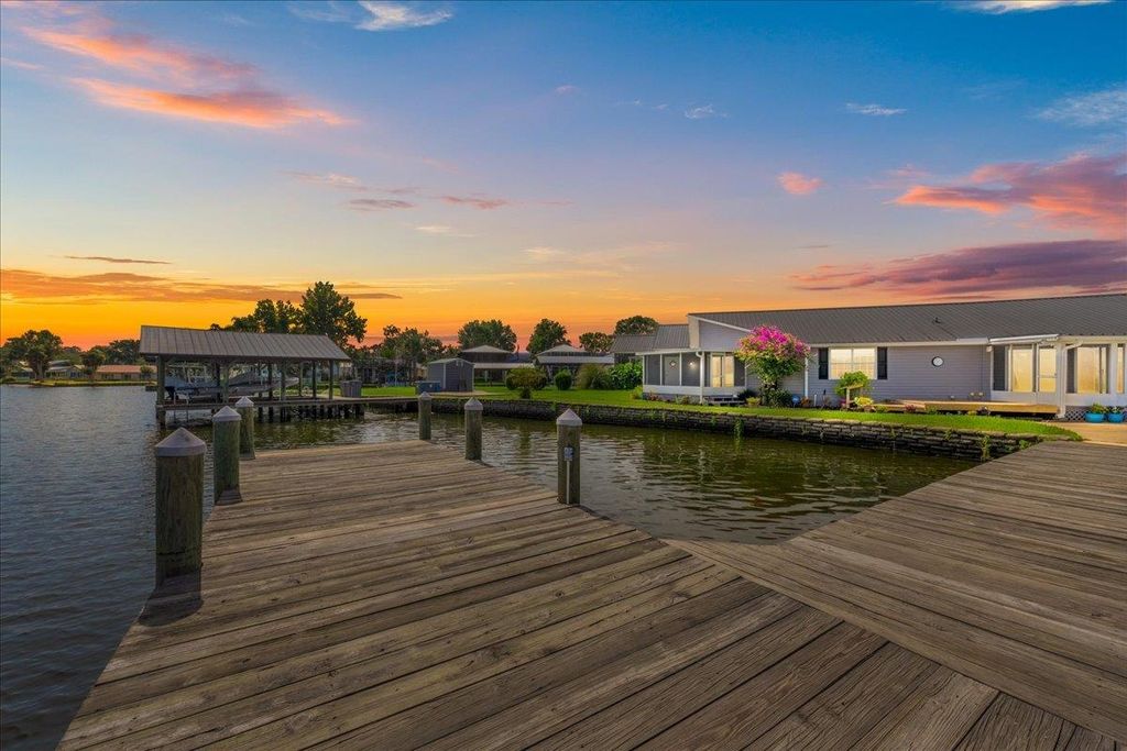 164 Moonlite Dr, Welaka, FL 32193