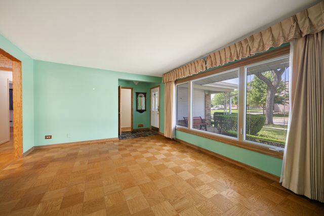 79 Eden Road, Elk Grove Village, IL 60007