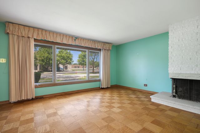 79 Eden Road, Elk Grove Village, IL 60007