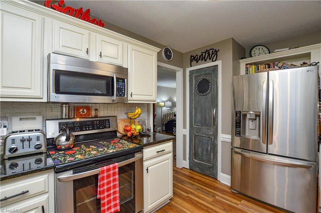 2186 Benwicke Drive, Pfafftown, NC 27040