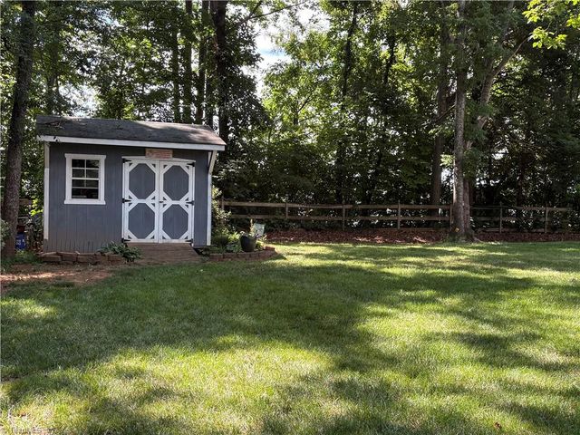 2186 Benwicke Drive, Pfafftown, NC 27040