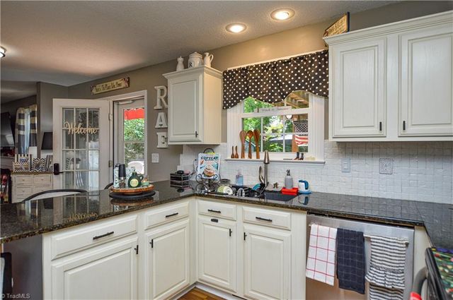 2186 Benwicke Drive, Pfafftown, NC 27040