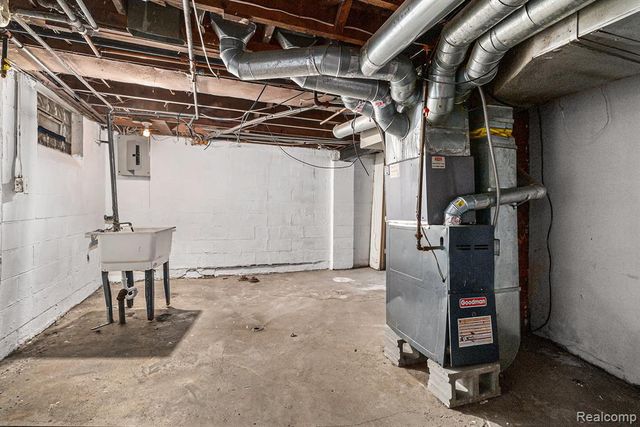 9336 Sussex St Street, Detroit, MI 48228