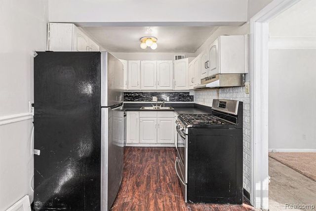 9336 Sussex St Street, Detroit, MI 48228