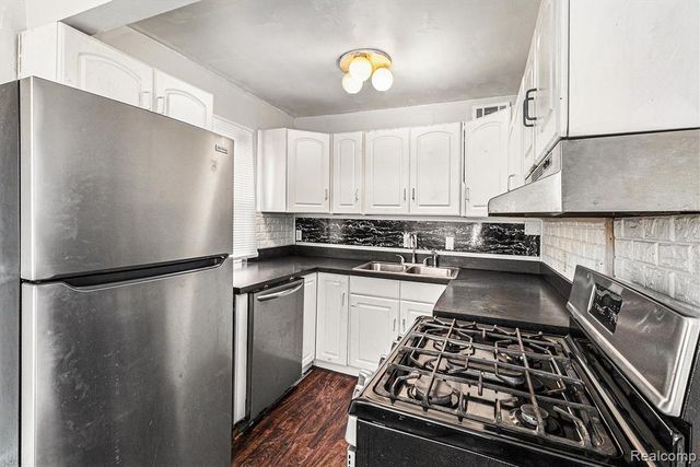 9336 Sussex St Street, Detroit, MI 48228