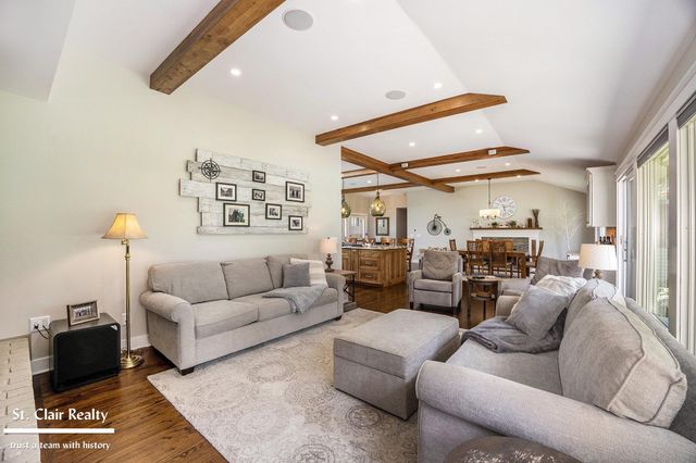 983 N Riverside Avenue, St Clair, MI 48079