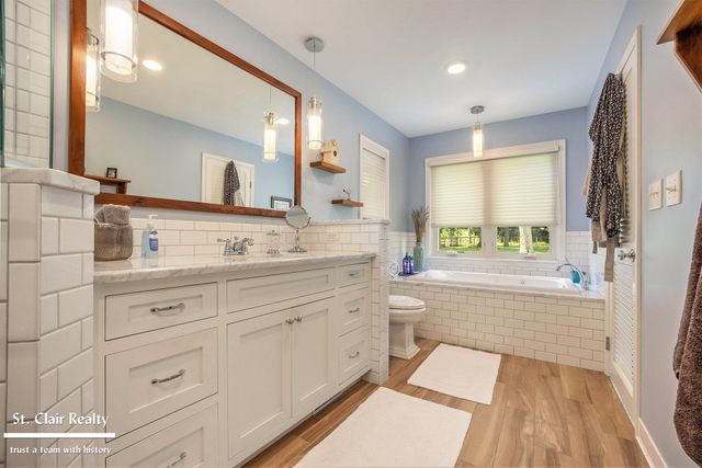 983 N Riverside Avenue, St Clair, MI 48079