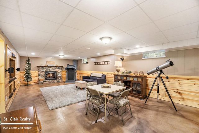 983 N Riverside Avenue, St Clair, MI 48079