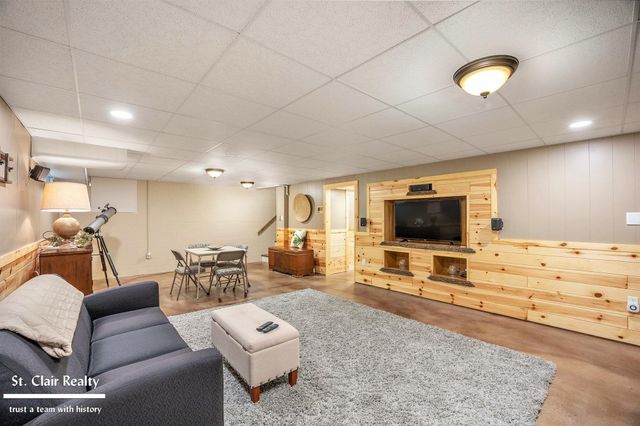 983 N Riverside Avenue, St Clair, MI 48079