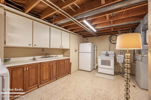 983 N Riverside Avenue, St Clair, MI 48079