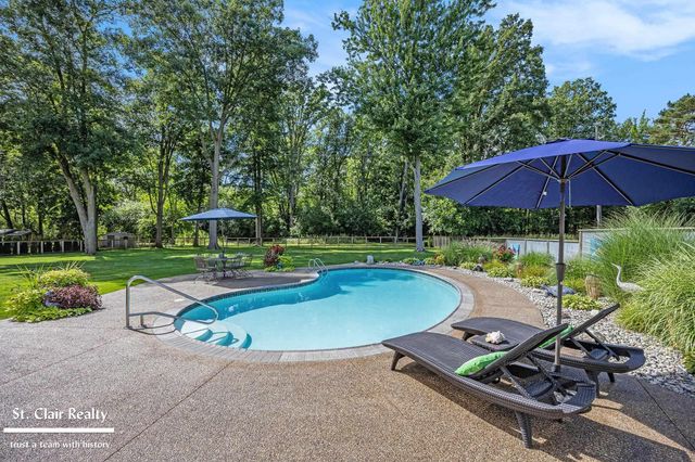 983 N Riverside Avenue, St Clair, MI 48079