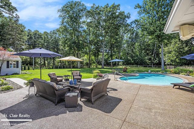 983 N Riverside Avenue, St Clair, MI 48079