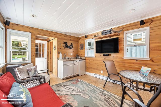983 N Riverside Avenue, St Clair, MI 48079