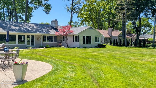 983 N Riverside Avenue, St Clair, MI 48079