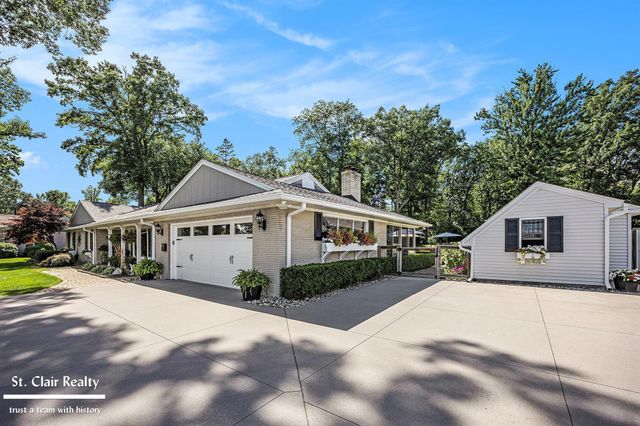 983 N Riverside Avenue, St Clair, MI 48079