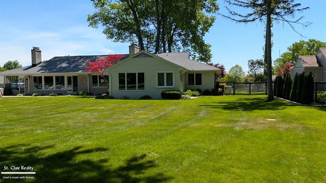 983 N Riverside Avenue, St Clair, MI 48079