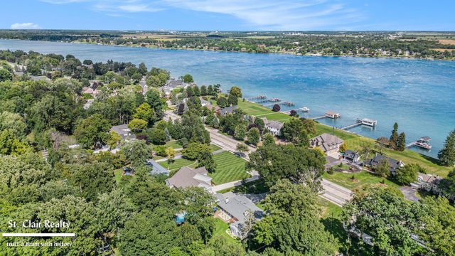 983 N Riverside Avenue, St Clair, MI 48079