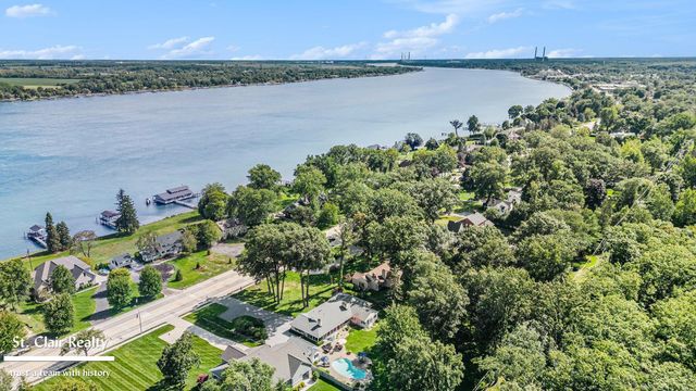 983 N Riverside Avenue, St Clair, MI 48079