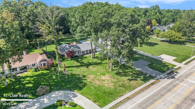 983 N Riverside Avenue, St Clair, MI 48079