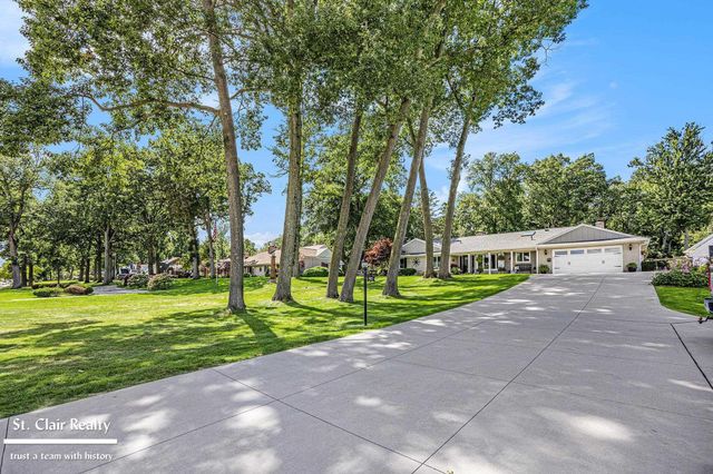 983 N Riverside Avenue, St Clair, MI 48079