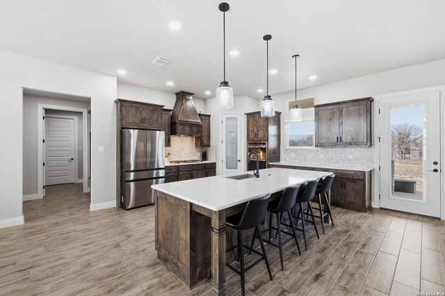 113 Hondo Dr, La Vernia, TX 78121