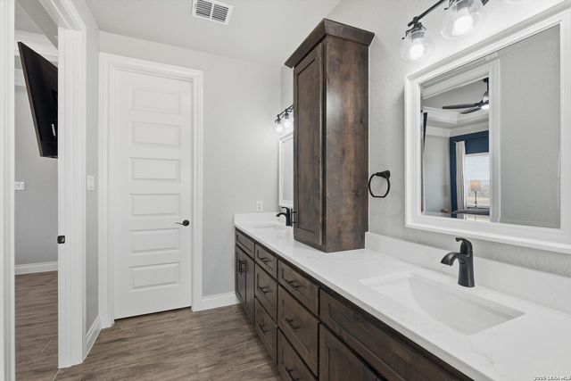 113 Hondo Dr, La Vernia, TX 78121