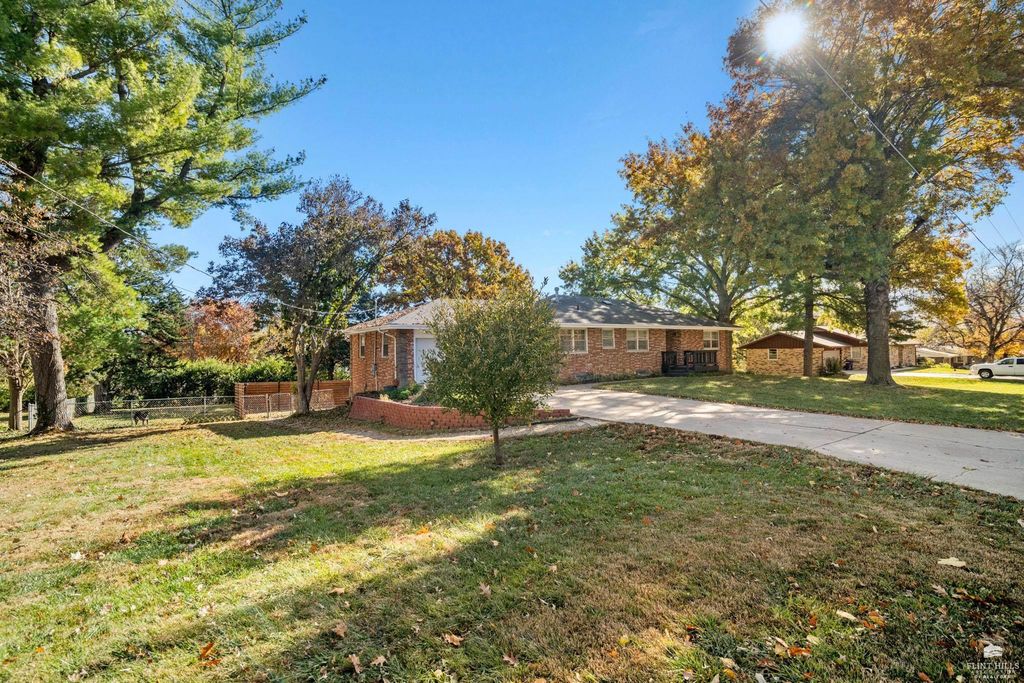 1522 Givens Road, Manhattan, KS 66502