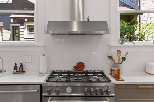 6434 Regent St, Oakland, CA 94618