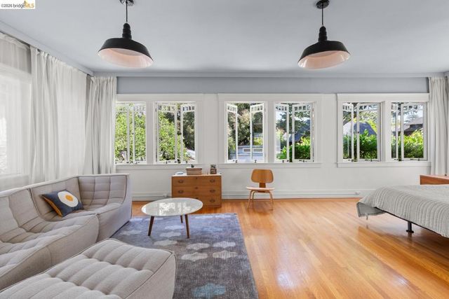 6434 Regent St, Oakland, CA 94618