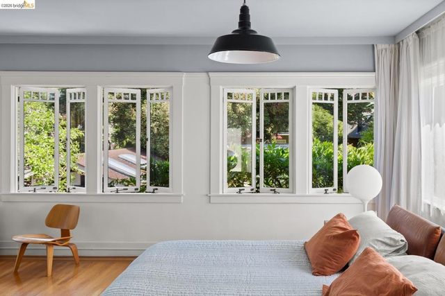 6434 Regent St, Oakland, CA 94618