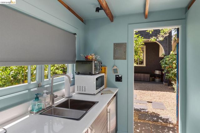 6434 Regent St, Oakland, CA 94618