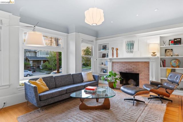 6434 Regent St, Oakland, CA 94618
