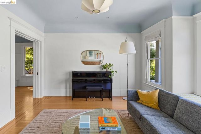 6434 Regent St, Oakland, CA 94618