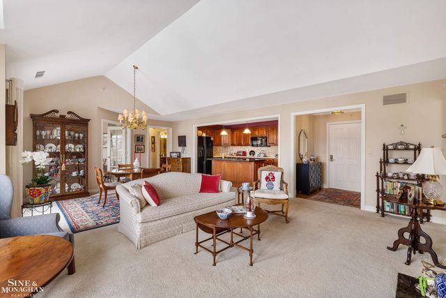 32 Pointe Park Place, Grosse Pointe Park, MI 48230