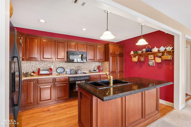 32 Pointe Park Place, Grosse Pointe Park, MI 48230