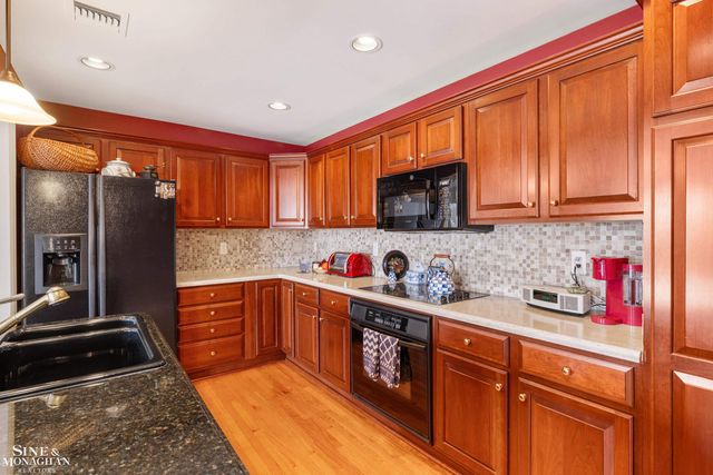 32 Pointe Park Place, Grosse Pointe Park, MI 48230