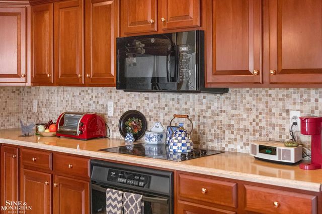 32 Pointe Park Place, Grosse Pointe Park, MI 48230