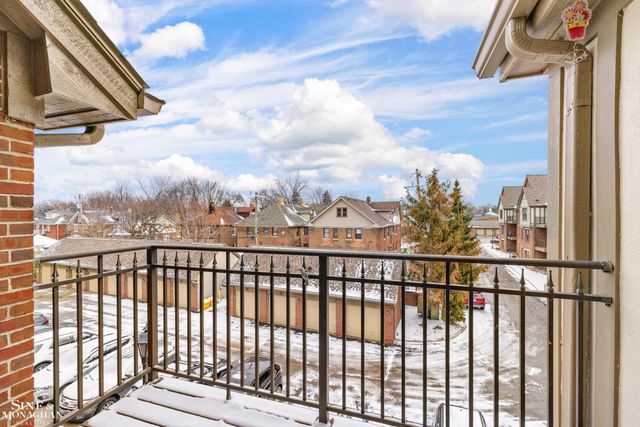 32 Pointe Park Place, Grosse Pointe Park, MI 48230