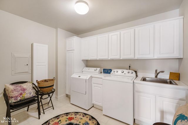 32 Pointe Park Place, Grosse Pointe Park, MI 48230