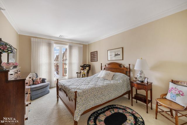 32 Pointe Park Place, Grosse Pointe Park, MI 48230