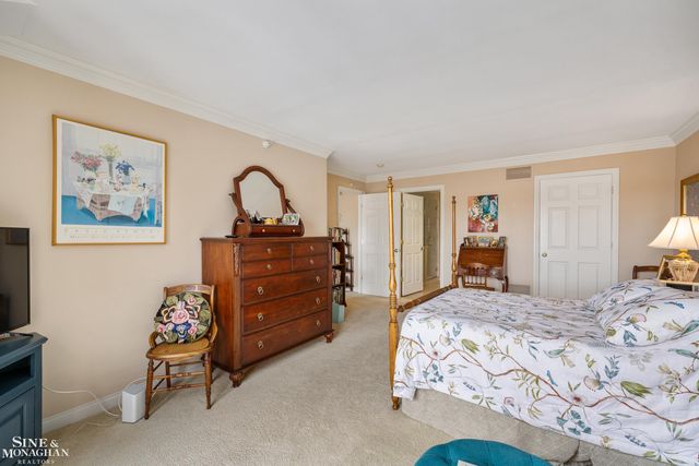 32 Pointe Park Place, Grosse Pointe Park, MI 48230