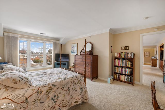 32 Pointe Park Place, Grosse Pointe Park, MI 48230