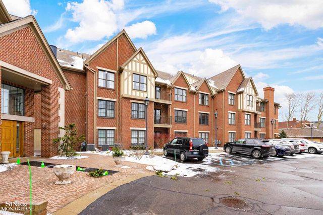 32 Pointe Park Place, Grosse Pointe Park, MI 48230