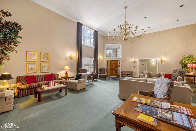 32 Pointe Park Place, Grosse Pointe Park, MI 48230