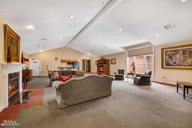 32 Pointe Park Place, Grosse Pointe Park, MI 48230